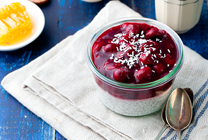 Puding s chia semínky, třešněmi a kokosem