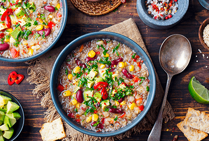 Jihoamerická polévka z quinoou, fazolemi a avokádem