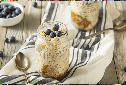 Overnight oats - studená ovesná kaše s chia semínky a burákovým máslem