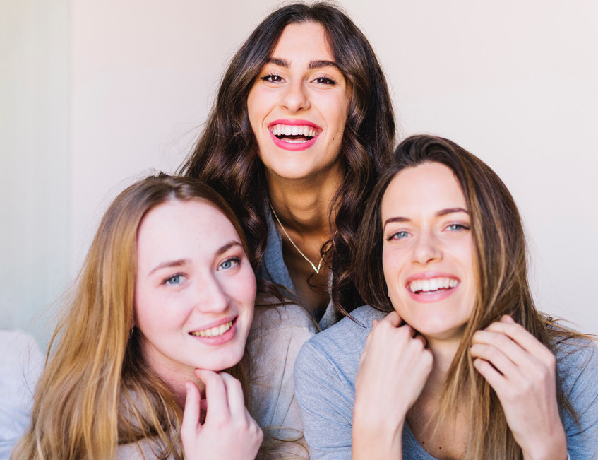 laughing-friends-bed