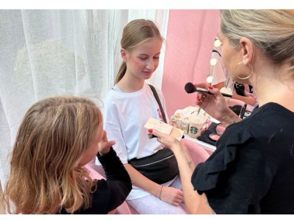 GENERATION ALPHA Makeup Course - Makeup Trends Not Only for Teenagers