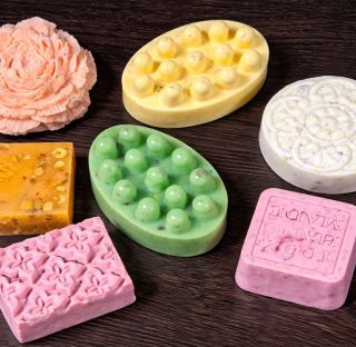 Barevná voňavá a kvetinovo-ovocná mýdla 🧼