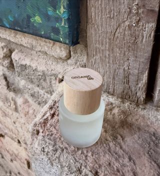 Unisexová, výrazná a dřevitá, s kadidlem a oudem. Namíchejte si tu svojí, může být i lehoučká, letní a květinová. Přesně...