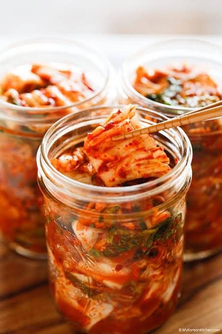 Kimchi ve skleněných zavařovacích sklenicích