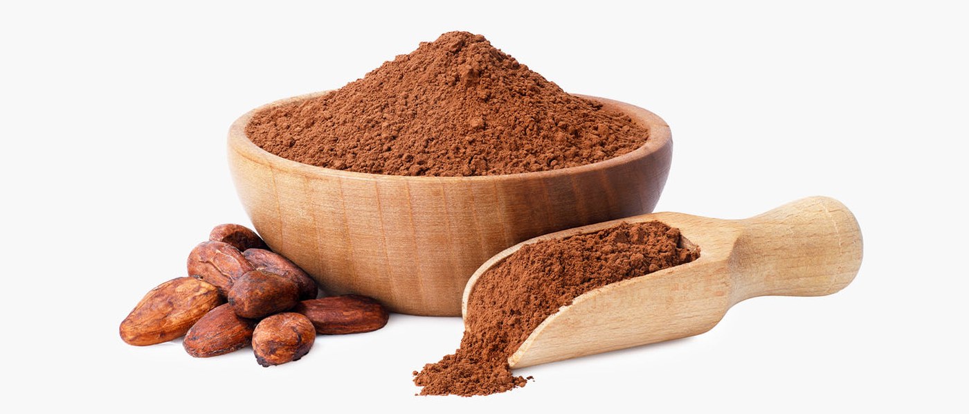 BIO kakao v misce a kakaové boby