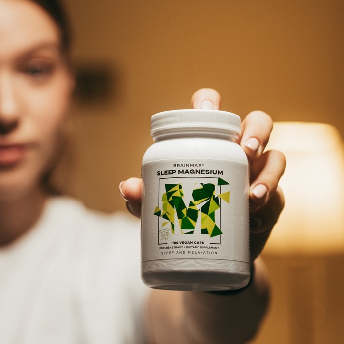 BrainMax Sleep Magnesium v ruce