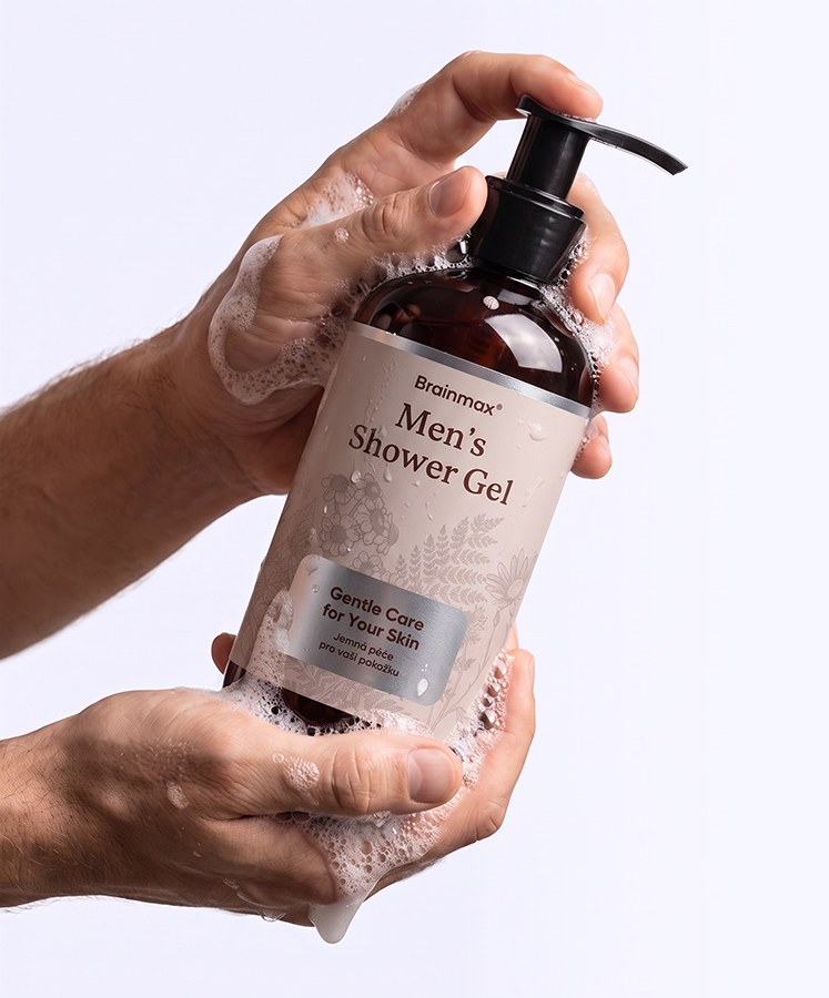 Pánský sprchový gel Brainmax Men’s Shower Gel v rukou s pěnou