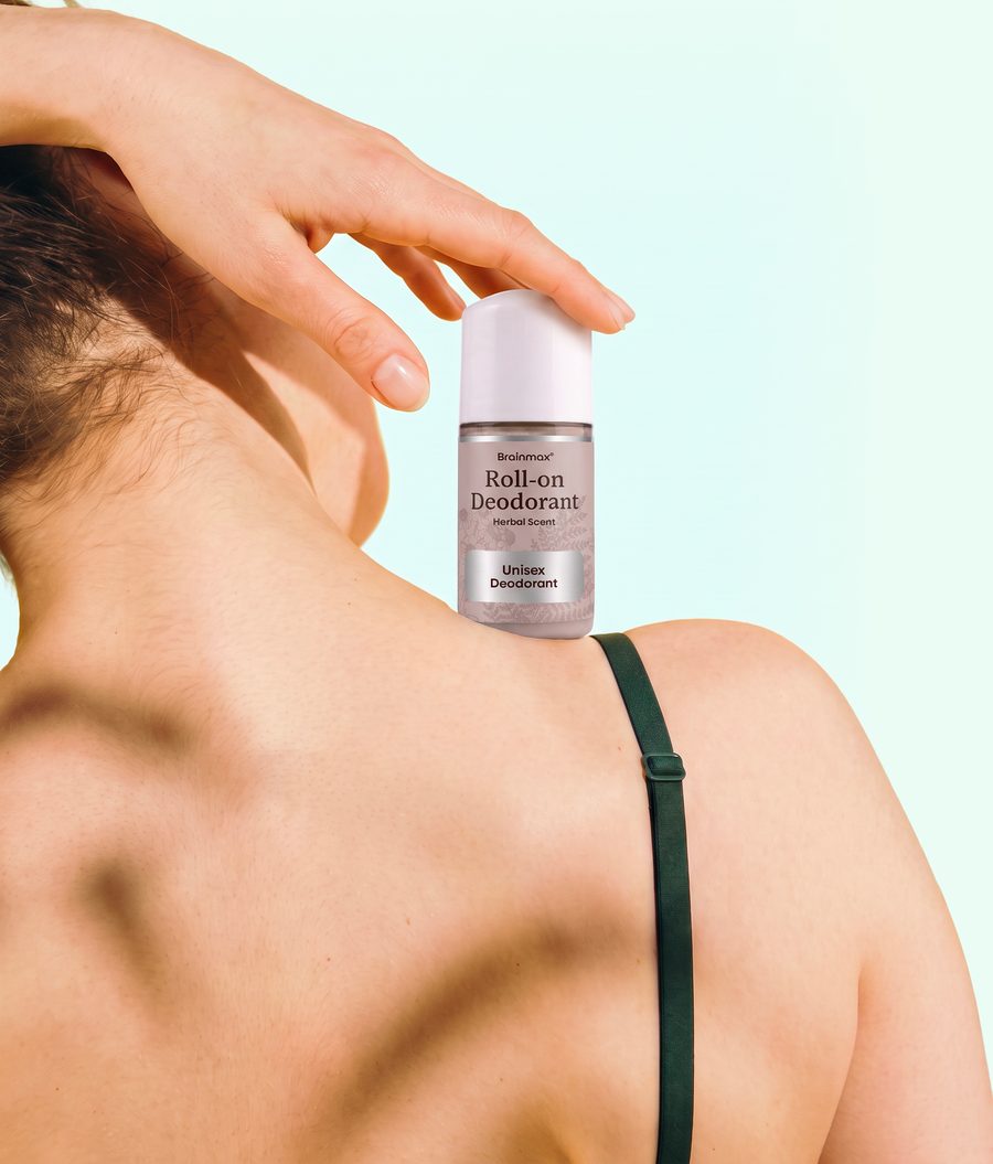 Žena s deodorantem Brainmax Roll-on Herbal Scent na rameni