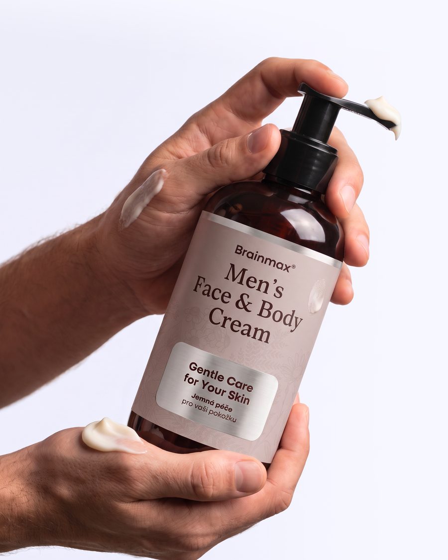Mužské ruce s lahví Brainmax Men's Face & Body Cream a krémem na pokožce