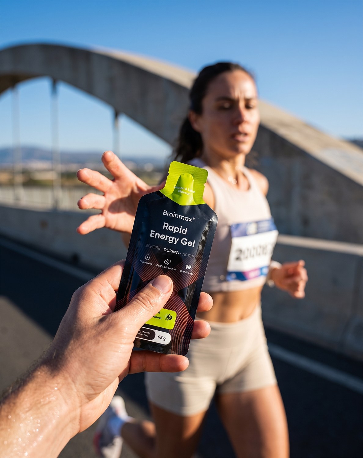 Běžkyně během závodu si bere BrainMax Rapid Energy Gel