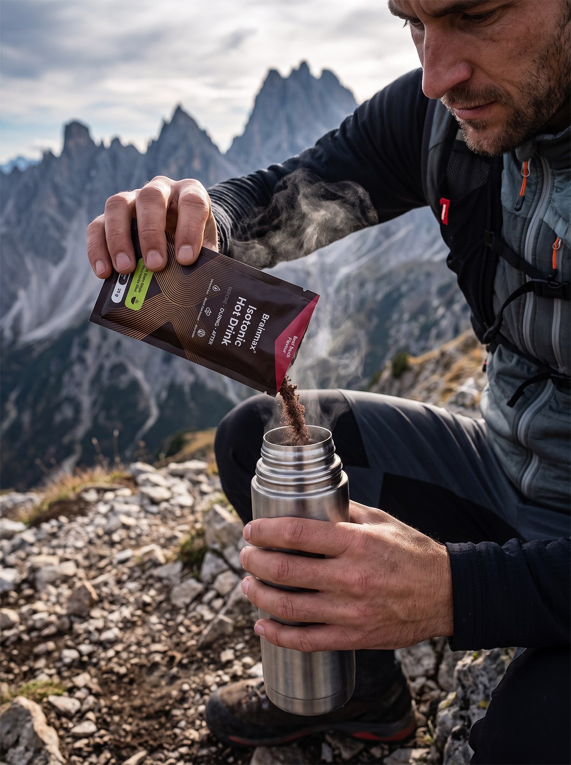 Turista si na horách připravuje BrainMax Isotonic Hot Drink Beef Broth do termosky
