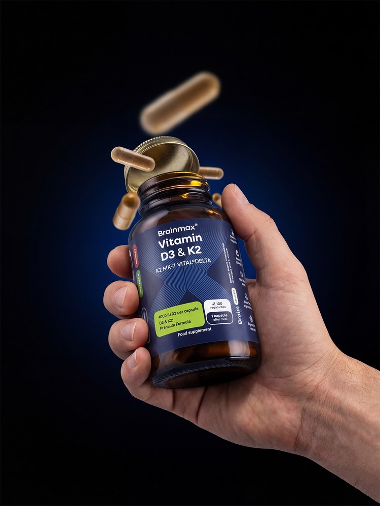 BrainMax Vitamín D3 & K2® v ruce
