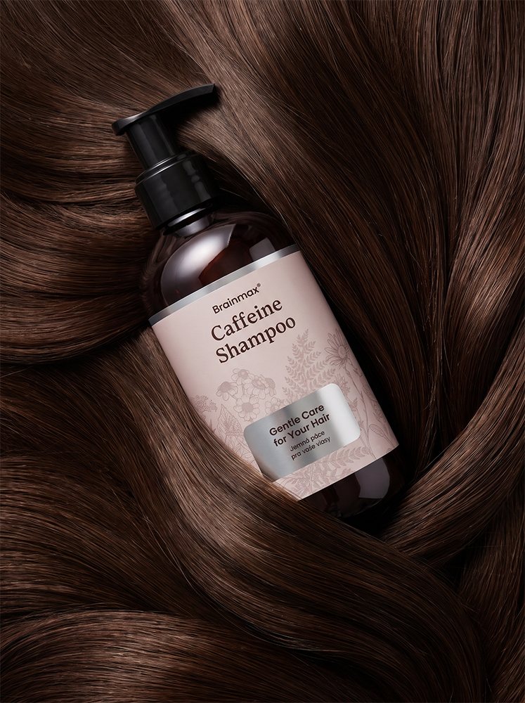 Lahev Brainmax Caffeine Shampoo ve vlnách hnědých vlasů