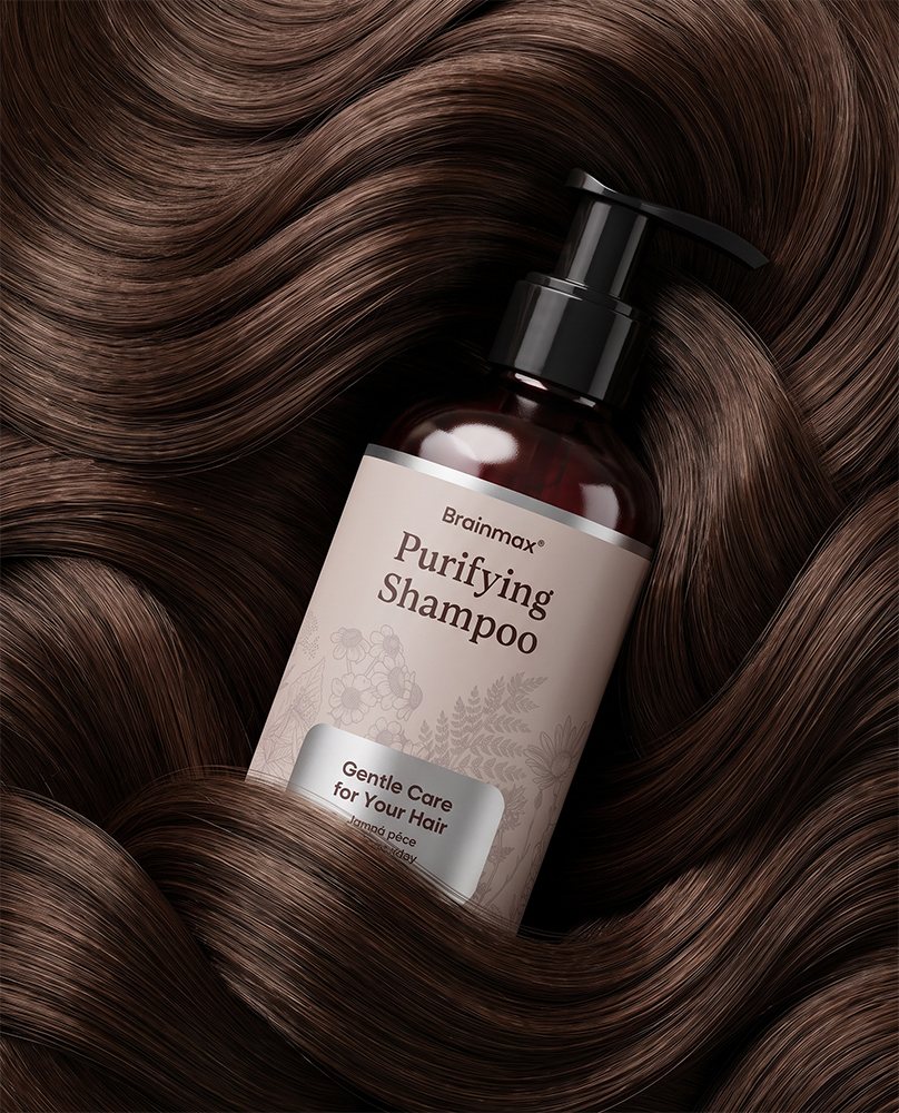 Lahev Brainmax Purifying Shampoo ve vlnách hnědých vlasů