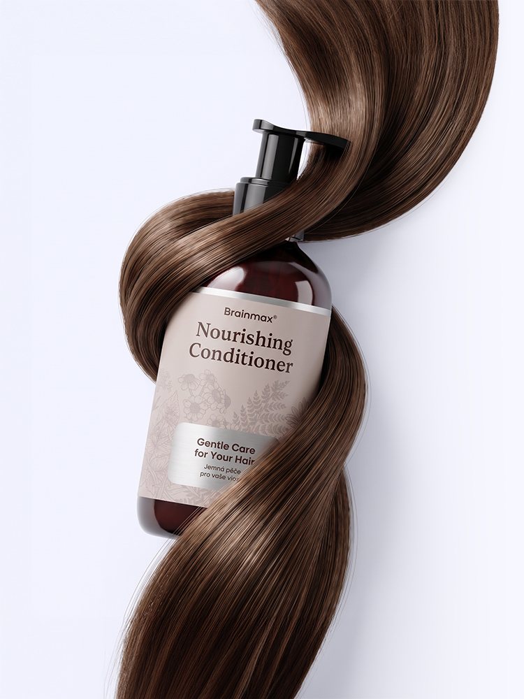Lahev Brainmax Nourishing Conditioner ve vlnách hnědých vlasů
