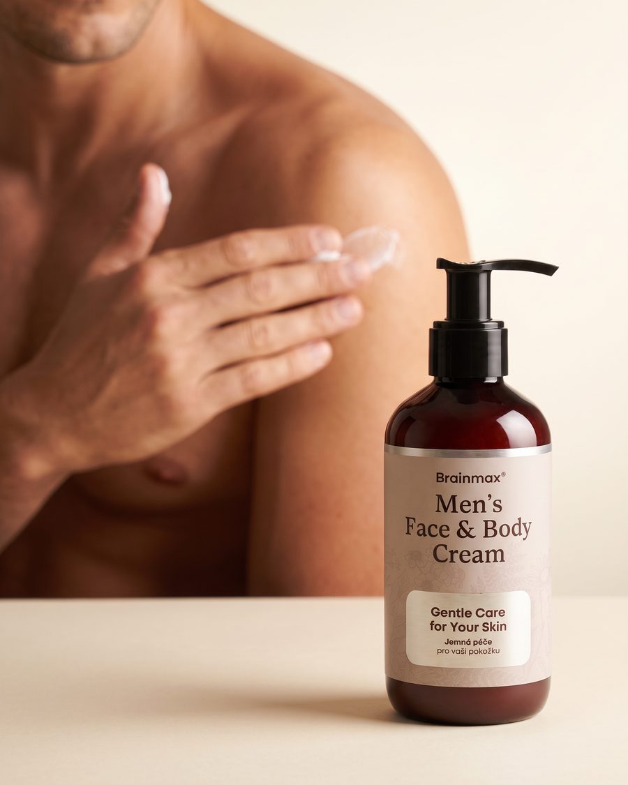 Muž si aplikuje Brainmax Men's Face & Body Cream na rameno