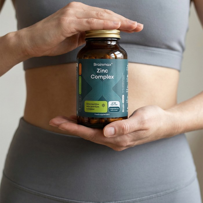 BrainMax Zinc Complex v rukou