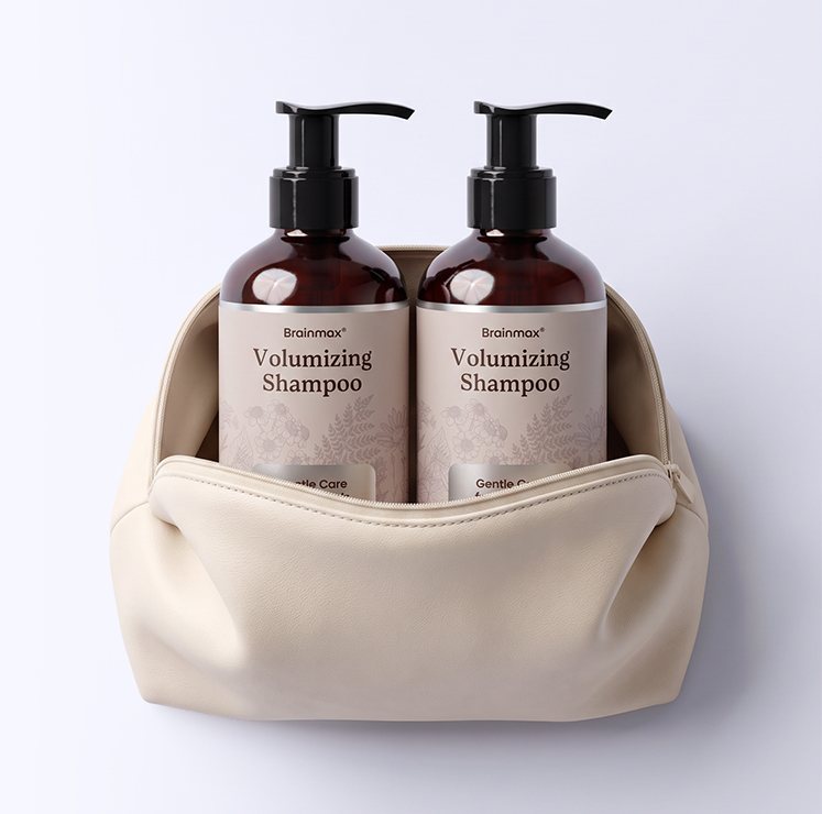 Dvě lahve Brainmax Volumizing Shampoo v krémové kosmetické taštičce