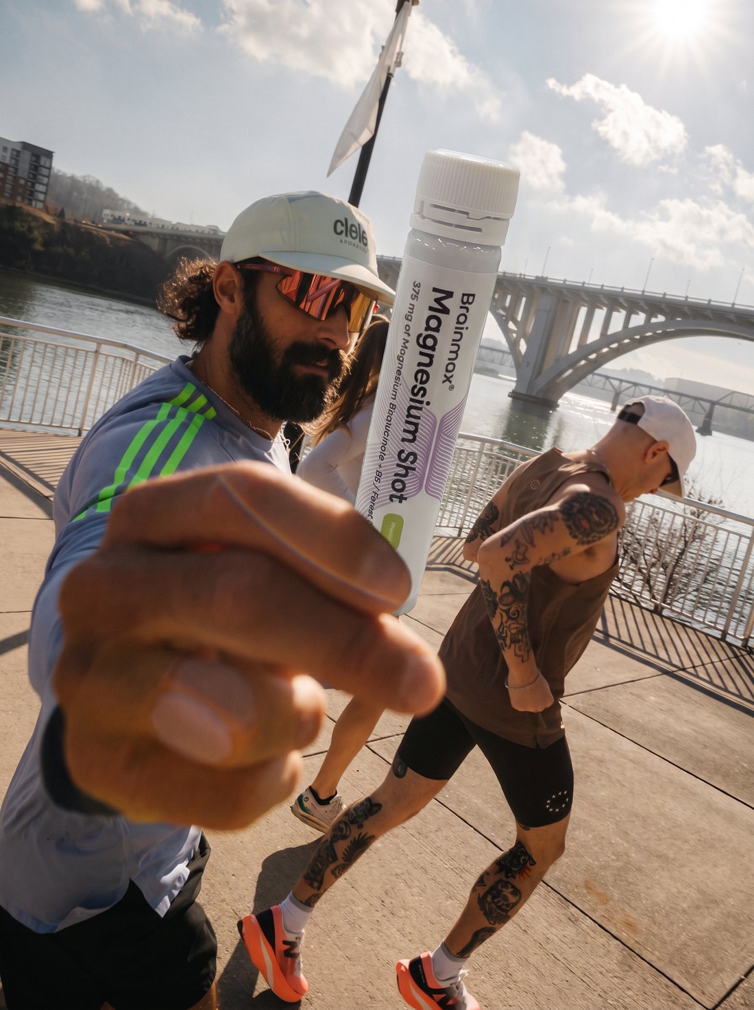 Muž se sáhne po BrainMax Magnesium Shot během běhu