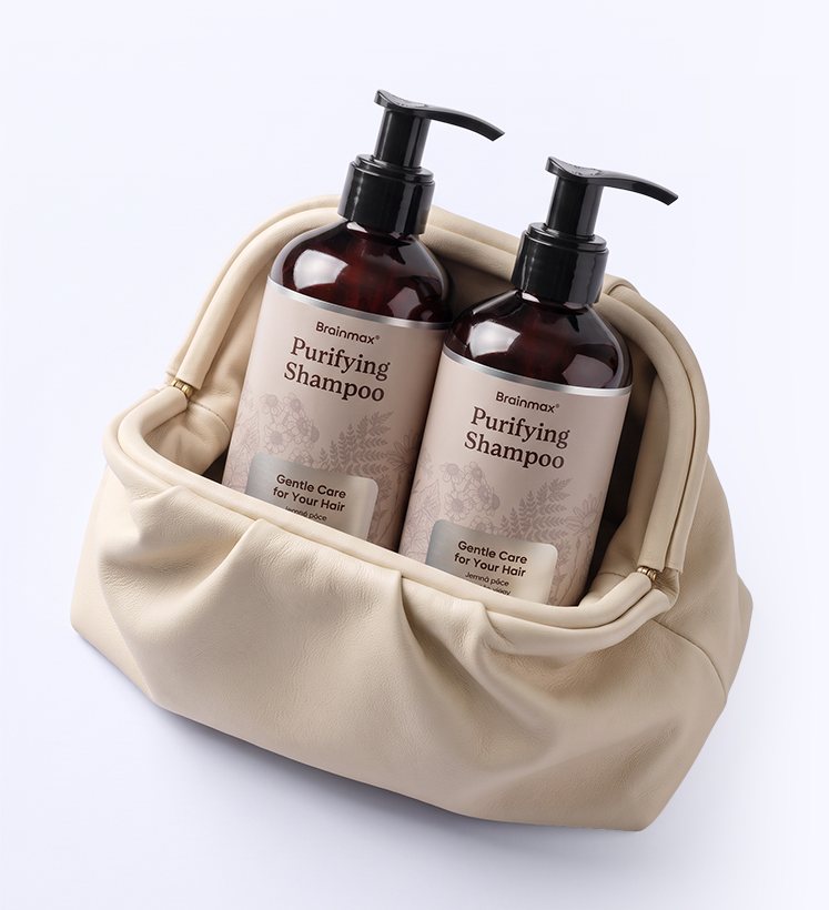 Dvě lahve Brainmax Purifying Shampoo v krémové kabelce