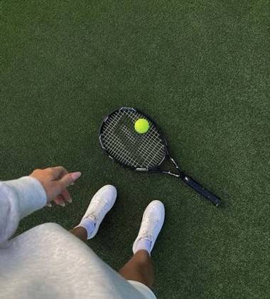 Sportovkyně na tenisovém kurtu