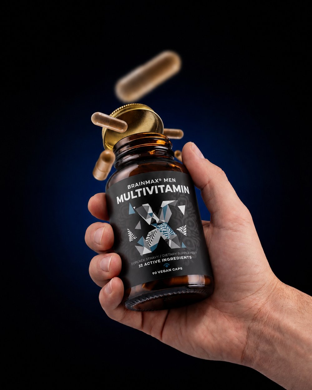 Ruka držící lahvičku BrainMax Men Multivitamin
