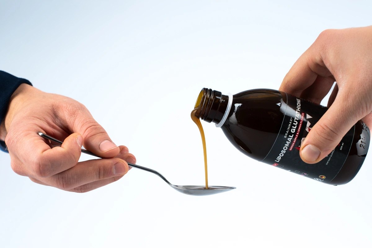 Lipozomální glutathion se nalévá z lahvičky na lžíci