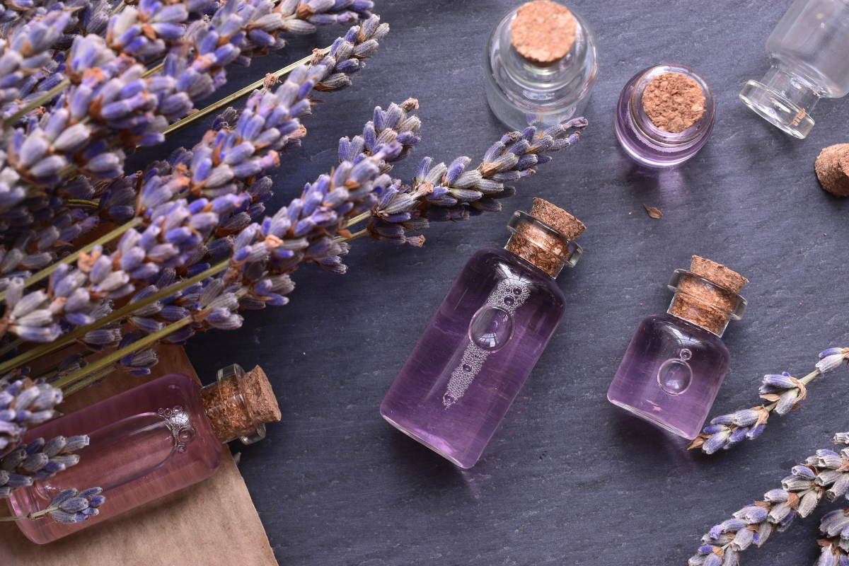 Esenciální olej z levandule (Lavender essential oil)
