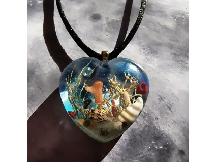 Autorský přívěsek Živé moře z pryskyřice s mušličkou, korálem, pískem a rostlinnými prvky – třpytivý mořský efekt