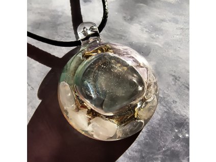 Orgonitový šperk Andílek s ametystem, růženínem, křišťálem, zeleným avanturínem a fluoritem v čiré pryskyřici