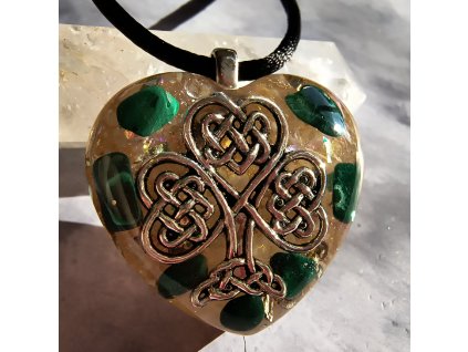 Detail přívěsku Shamrock – zelený malachit, křišťál a irský symbol štěstí v pryskyřici