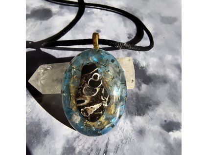 Orgonitový přívěsek Dotyk eocénu – fosilie Turritella, křišťál – OrgoArt (přední strana)