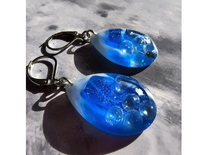 Elegantní náušnice Aqua slzičky z pryskyřice s krystalem Aqua Aura – duhový lesk, tvar kapky, chirurgická ocel, 16×25 mm