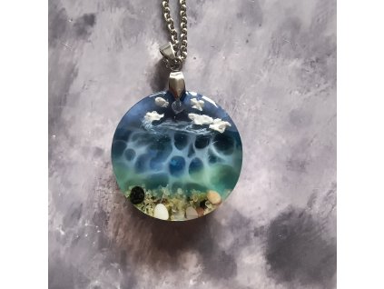 Autorský přívěsek z pryskyřice Jezero s motivem krajiny a jezera, zavěšený na řetízku z chirurgické oceli