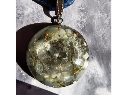 Orgonitový amulet něžné harmonie s celestýnem, morganitem, křišťálem a angelitem v pryskyřici