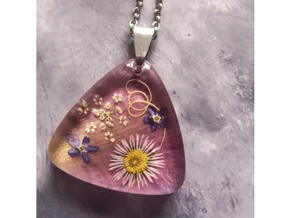 Květinový přívěsek Pivoňková romance se sušenými kvítky a okvětním lístkem růžové pivoňky v pryskyřici 28×30 mm