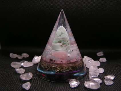 Orgonit kužel Slza ráje harmonizuje prostor a emoce. Obsahuje růženín, chryzopras, akvamarín a křišťál pro klid a láskyplnou atmosféru.