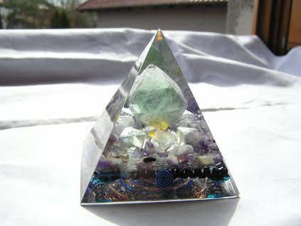 Orgonitová pyramida Světelný krystal s fluoritovým kubem, křišťálem a ametystem – harmonizační kámen pro duševní jasnost a ochranu