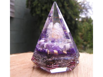 Orgonitový šestihranný jehlan s Aqua Aura křišťálem a ametystem harmonizuje prostor a podporuje klid, intuici a spirituální rovnováhu.