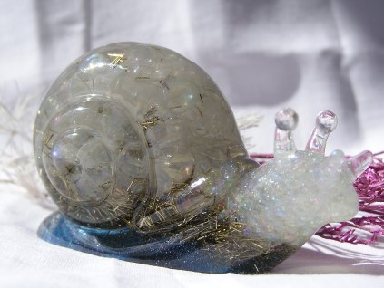 Ručně vyráběný orgonit šnek s křišťálem Aura Aqua přináší klid, duchovní očistu a harmonii. Ideální doplněk do relaxačních prostor.
