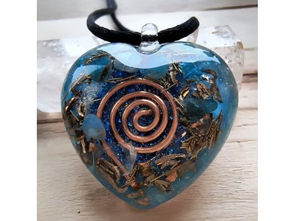 Ručně vyráběný orgonit s apatitem a křišťálem ve tvaru srdce – Modrý hlas srdce