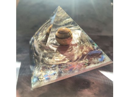 Detailní pohled na Orgonitovou pyramidu Jupiter s tygřím okem, křišťálem, kyanitem a shattuckitem – harmonizační dekorace pro domov i meditaci