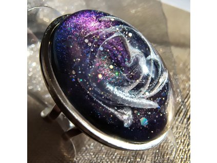 Prsten z chirurgické oceli s kabošonem z pryskyřice s efektem kočičího oka.