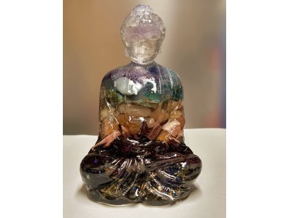 Orgonit Buddha s minerály – ametyst, křišťál, akvamarín, chryzokol, citrín, karneol, rodochrozit a granát.