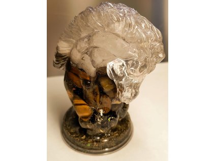 Orgonitová soška koně s křišťálem a tygřím okem – přední pohled