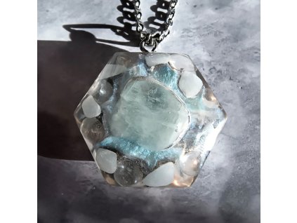 Orgonitový přívěsek s akvamarínem a aqua aurou – detail přední strany.