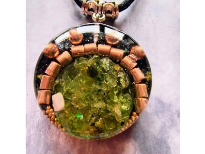 Orgonitový přívěsek Zelený strážce s olivínem a měděnými prvky