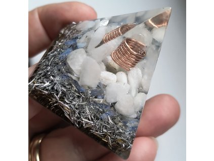 Orgonit pyramida v dlani