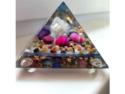 Orgonit pyramida s barevnými Acháty