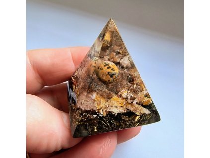 Orgonitová pyramida s jaspisem leopardím v dlani